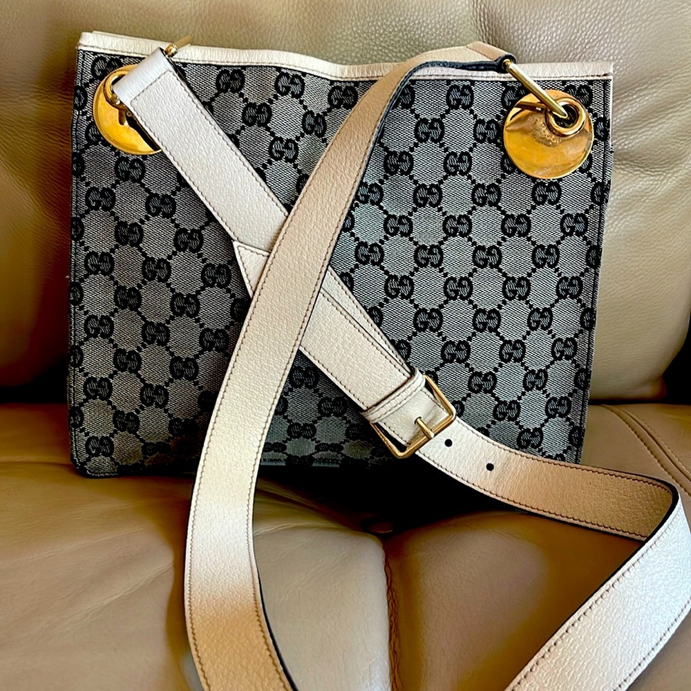 Gucci crossbody size 11X9X3 in gray and off white❤️
